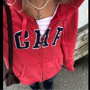 GAP TRÖJA - ‼️Lånad bild från ”Pilo”‼️ Säljer denna as balla gap hoodien som givetvis är äkta. Storleken motsvarar en XS/S men den går över röven på mig som är 164 💞 (Sista bilden är utan snören alltså den jag har) Först till kvarn!!