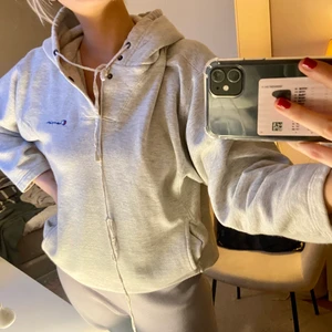 Hoodie - Championhoodie med knappar, jätteskön, går att justera nedre kanten på hoodien! Passar mig med storlek S/M