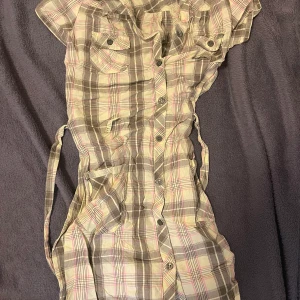 Barnklänning vardags  - Använd några gånger men bra skick, storlek 146. Frakt ingår, möter inte upp. 