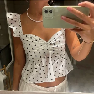 Prickig blus💕 - Säljer denna jättefina blus från shein i storlek S! Nypris: 79 kr! Säljer då den inte kommer till användning tyvärr 💕 första bilden är tagen direkt från sheins hemsida💕 Aldrig använd! För fler bilder eller mer information kontakta privat❤️ storlek S! Har även skjutserbara ärmar så du kan ändra längd (lånade bilder!)