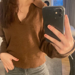 Brun stickat tröja - Så fin stickad tröja ifrån nakd, så fin kvalitet. Säljer för att den inte kommit till så stor användning. Skriv för mer info!❤️