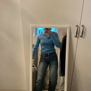 Tröja - Blå tröjtopp från bikbok i strl L men känns mycket mindre då ja är en xs/s och som ni ser på bilden ser den inte jätte stor ut! Använd fåtal gånger och säljer pågrund av att ja bytt stil, kom me bud, skulle kunna sälja för lägre vid snabb affär