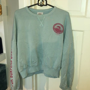 Snygg sweatshirt - En jättegullig sweatshirt från pullandbear i ljusblått💕💕 jag tycker att den sitter bra å är i riktigt bra skick! Köpte själv den för ca 300kr å säljer den för 100kr+frakt💗 säljer pga att jag växt ur den men hoppas att någon annan kan få användning av den