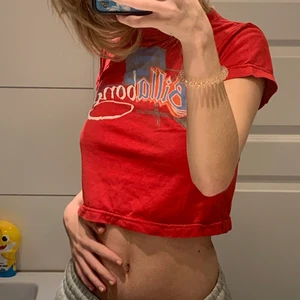 Y2k topp - Selger en søt billabong topp, thrifta den i Portugal ifjor. Passer en XS-S, avhengig av hvordan du vil den skal sitte😙