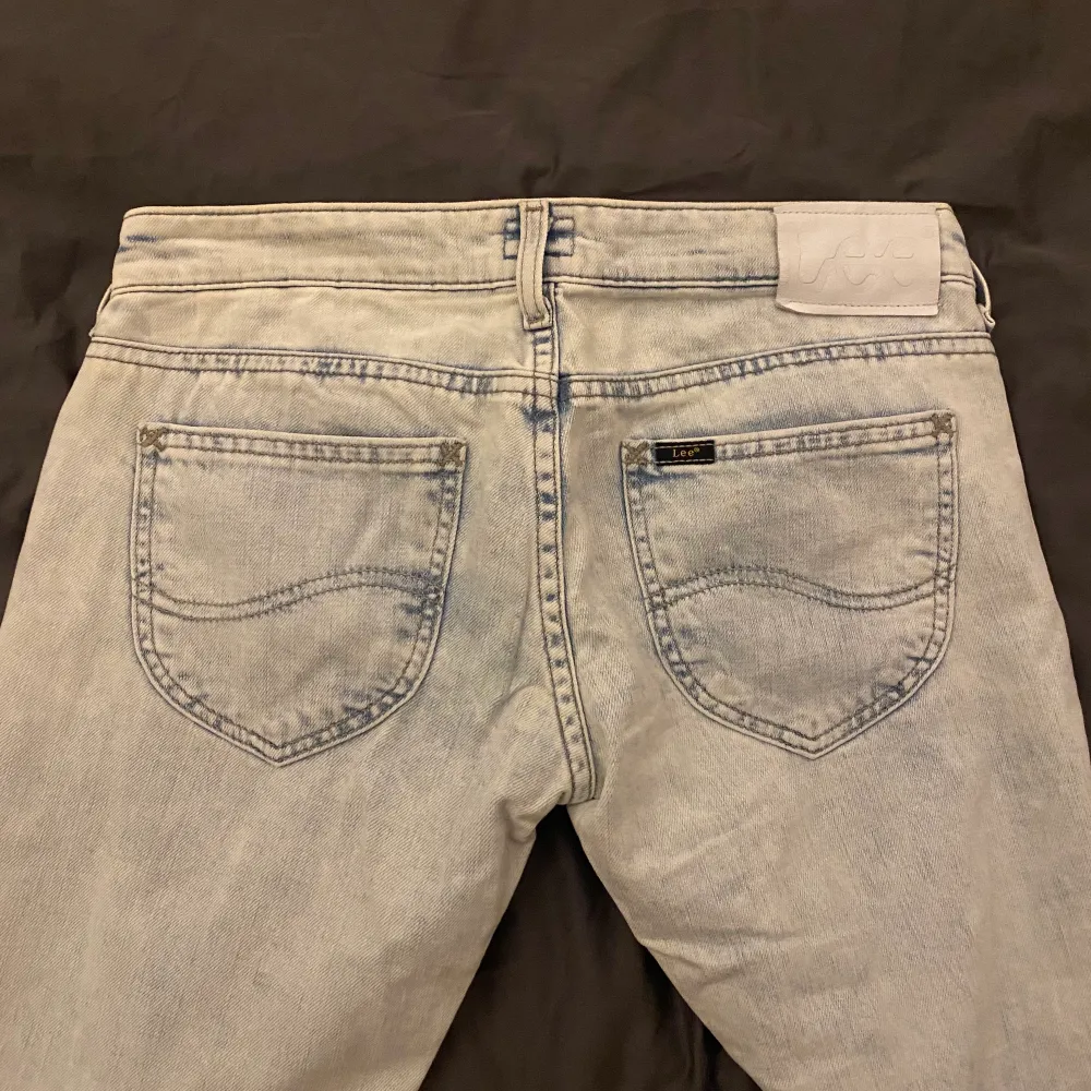 Säljer dessa Lowwait Lee jeans pga de inte kommer till användning. Knappt använa och i super bra skick, högst budgivning i komentarerna eller rimligt pris. Min 150kr, köpare står för frakt.. Jeans & Byxor.