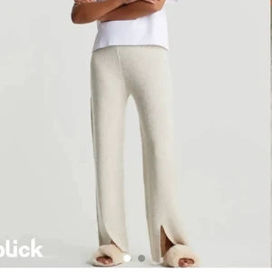 Beiga byxor - Säljer ett par mysiga beiga byxor med slits! Dom passade tyvär inte mig skulle nog kunna säga att dom passar på någon som har strl S☺️ köpta från plick för 130kr 