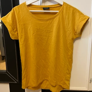 Oversized plain t-shirt - Oversized senapsgul t-shirt. Endast använd ett fåtal gånger 