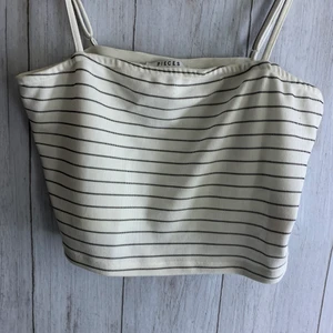 Topp - Köpt från Vero Moda för ett tag sedan, tyvärr så lär jag sälja den😩💚✌🏼