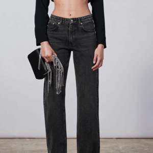 Svarta jeans från zara i strl 38💞 helt oanvända då dem var för stora på mig💞 säljes för 150 + frakt