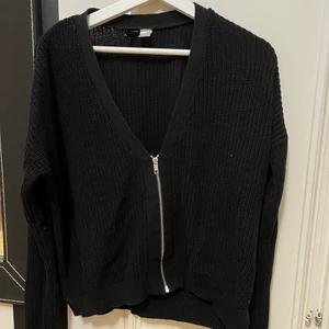 Stickad V-ringad tröja/kofta - En finstickad tröja/kofta med V-ringning samt dragkedja även en liten slits på sidan