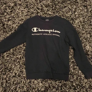 Champion sweatshirt  - knappt använd därför säljer jag