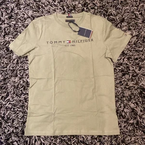 Tommy hilfiger t-shirt - helt ny ich oandvänd lappen är fortfarande på, säljer för den är för liten (fick i present) 