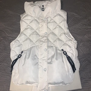 Väst  - Säljer den här fina västen. För att den är ganska stor på mig, jätte fin. Säljer den för 100kr. 