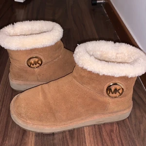 Vinterskor - Säljer dessa jättesköna Michael kors vinteruggs då jag köpt nya. Använd bara några gånger förra vintern och är väldigt fina och sköna att ha på sig. En enstaka liten repa på sidan av skon vilket man abslout inte lägger märke till när man har dom på sig, därav är priset så. 