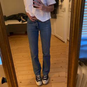 Mellanblå midrise jeans från Zara i storlek 34. Säljer då dom är för små för mig. Jag är 174cm för referens❤️
