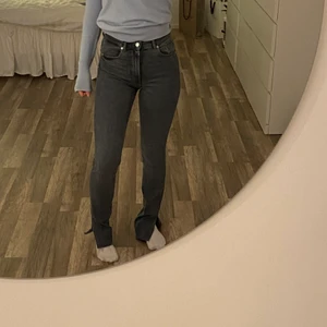 Slits jeans - Säljer mina superfina gråa jeans med slits, stl.36. Säljer dom då dom knappt kommer till användning längre 💞