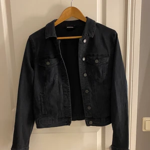 jeans jacka - Svart/grå jeansjacka från Vero Moda, superfint skick!🤍