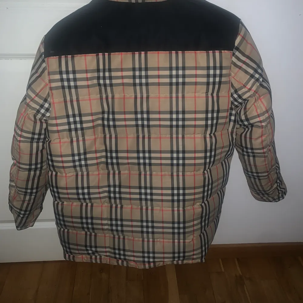 Burberry reversible vintage check recycled polyester jacket.  Var köpt i december 2019. Använt 4-5 gånger. Perfekt till vintern och hösten, den håller dig varm och stillig. Denna jackan finns inte längre hos burberry.  Den är reversible så kan användas på båda sidor.  Burberry box medföljer samt luva och kostympåse. Kvitto och orginalbox finns.  Har skrivit gratis frakt då jag inte vet hur mycket det kommer kosta. Jag står inte för postens slarv.  #burberry #jacka. Jackor.