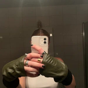 Handvärmare skinn - Knappt använda, men i så gott som nyskick! Köptes på & other stories 2020.🥰