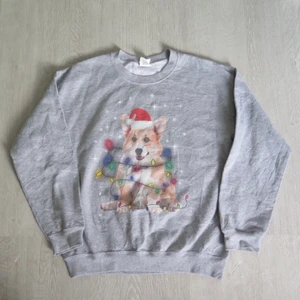 grå sweatshirt - Grå sweatshirt med graphic print på i juligt tema strl M. Passar bra som oversize om man har mindre strl :) 66 kr spårbar frakt.  Skicka meddelande vid frågor/fler bilder!  Notera att små defekter kan finnas då den inte är ny. Större brister nämns tydligt i annonsen/visas på bild. OBS! Bud är bindande!!!!!!! 