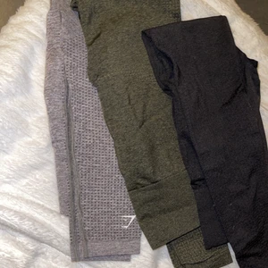 Gymshark tights  - Säljer 3 st träningstights från gymshark i modellen ”VITAL SEAMLESS LEGGINGS” Dem mörk gröna och gråa är i stl S, båda är nästintill oanvända. Dem svarta i stl M & använda flertal gånger. Säljer dem gråa och gröna för 300 kr/st & dem svarta för 200 kr, kan också sälja som paketpris - skriv vid frågor eller om du vill ha egena bilder & om du är intresserad💞 Kan skicka med spårbar frakt om det önskas :)