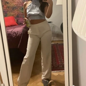 Bershka kostymbyxor - Superfina vita kostymbyxor från bershka, använt fåtal gånger men är uppsydda och insydda i midjan av en skräddare. Jag är 160 lång och de passar bra med klackar och lite störta vid låren. Är i storlek M men eftersom jag har justerat dom passar dom både S och M