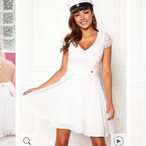 Chiara Forthi studentklänning - Säljer HELT oanvänd!!! Köpt på Bubbleroom för 599kr 2020, tror inte den finns kvar nu. Storlek S, lappen kvar. Köparen står för frakten