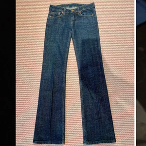 Lågmidjade jeans - Lågmidjade jeans köpt secondhand storlek 25, skriv för fler bilder🤗 150 kr + frakt 