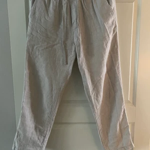 Linnebyxor från Pull&Bear - Sköna linnebyxor. Köpta i somras. Storlek M. Bra skick. 