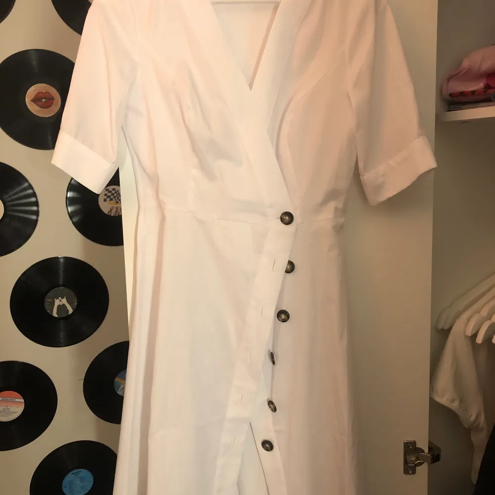 Säljer den här fina vita klänningen från na-kd, aldrig använd! Köparen står för frakten💗. Klänningar.