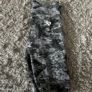 Women’s best shorts - Women’s Best gym shorts I storlek M, skulle själv säga att det passar bättre en S då dem är små i storleken. Aldrig använda! Bra kvalitet, och fint märke!