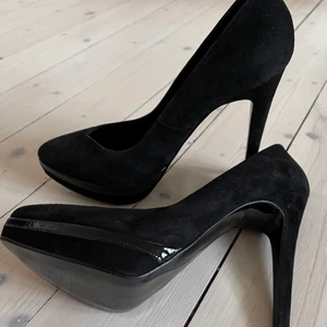 Oanvända Rizzo Pumps i svart mocka stl38 - Oanvända Rizzo Pumps i svart mocka stl38 (skinn invändigt också). (Kostade 1895kr). Köp mina nu för endast 399kr!