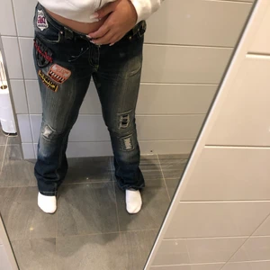 Lågmidjade von dutch jeans⚡️ - Storleken skiftar mellan xs-s. Köpta för 1200 på depop⚡️ Jag är 173 cm lång, går att vikas upp eller sys upp⭐️
