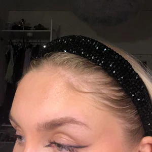 Kristall diadem🤩 - Säljer mitt fina kristall diadem för har ett liknande jag använder mer❤️