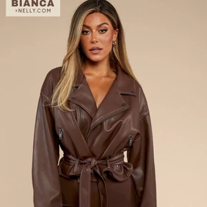 Bianca Ingrosso x Nelly SkinnJacka - Biancas senaste kollektion med Nelly. Säljer jackan därför att den inte passar mig längre. Använd 2 gånger. Storlek 40 men mer en 38/36. Frakten står jag för🤎🤍