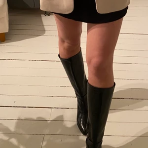 Svarta boots - Så snygga svarta boots! Sköna och lätta att gå i och helt oanvända då jag hade velat ha de lite längre:( jag är 175cm