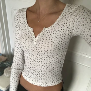 Superfin topp - Topp från brandy melville med små lila blommor på. Mycket fint skick känns typ helt ny. 
