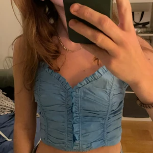 Topp Zara - Supersnygg blå topp från Zara. Bra skick, storlek M, passar mig som har S vanligtvis!