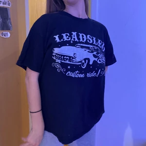 svart t-shirt med tryck - Nu säljer jag min sjukt snygga t-shirt! den är lite oversized men det beror på hur man vill ha den. Vi är S och den är lite oversized på oss!  