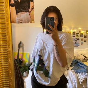 Nike tshirt - Superfin t-shirt med Nike tryck😍 Köptes på humana för ca 1 år sedan✨ passar perfekt oversized på mig som normalt har S/M💕 Frakt ingår inte i priset🌸