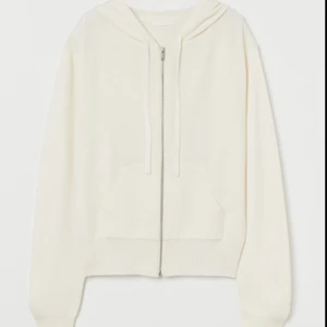 Finstickad kofta - Säljer min kofta från hm i strl M men passar mig som har s. Liknar soft & goat koftorna men är ej Kashmir💜 slutsåld på hemsidan