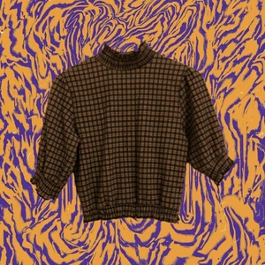 Blus från Monki - Brun/svartmönstrad blus från Monki i storlek S. Rätt så stretchig med resår i midjan o armar, 99% polyester o 1% elastan. Samfraktar!