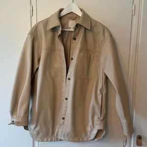 Skinnjacka - Riktigt snygg skinnjacka från hm. Har använt den max 3 ggr då jag helst bär svart🙈 fungerar både som ja ja och skjorta✨