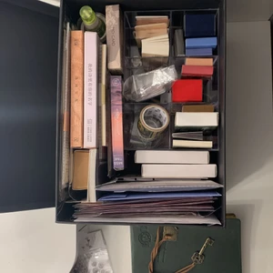 HELA LÅDAN!!! - I 🌟HELA LÅDAN🌟 ingår allt i annonserna och lite till. Unika vykort, fler typer av tejp och mer klister! Även boken igår i detta paket. Nypris för allt är 1 389 kr. Du får allt detta för endast 500 kr!!! Sen är det bara att pyssla iväg!!🥰😍 Erbjudandet gäller bara sålänge alla produkterna finns kvar!!😲😲