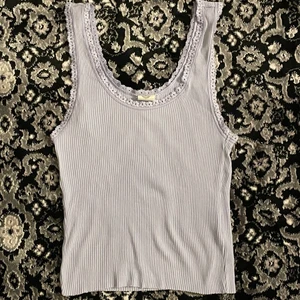 Linne från Urban - Ljuslila linne ifrån Urbanoutfitters 💟 Skulle säga att färgen är mer lila i verkligen än den ser ut på bild!                 📦 Frakt: 49kr (inte spårbart) eller 66kr spårbart