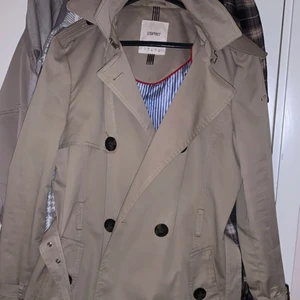 Fin Höstkappa - Säljer nu denna fina höstkappa som är i mycket bra skick. Den har bara använts ett par gånger och är så gott som ny. Storleken på jackan är L, inga fel eller skador finns.