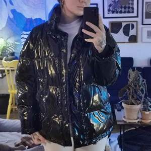Dunjacka från Monki - Glanslig dunjacka som både håller värme och är regntät! Är oversized