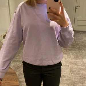 Sweatshirt monki - Lila sweatshirt från monki i storlek xxs men passar mig som vanligt vis bär s. Använd ca 2 gånger. Köparen står för frakten.