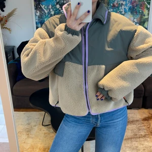 Jacka i pilé från zara  - Säljer min jacka från zara i pilé med färgglada detaljer i storlek M! Skick: använd 1 gång. Jag är en 36/38 och är 167 cm 🥰