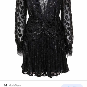 self portrait klänning - Enbart använd en gång och kommer i väldigt fint skick, priset går att diskutera! 